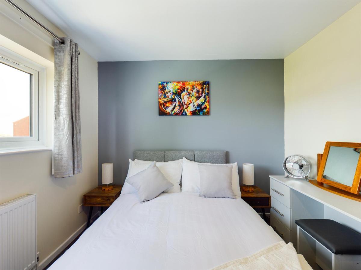247 Serviced Accommodation In Telford- 3Br House Экстерьер фото