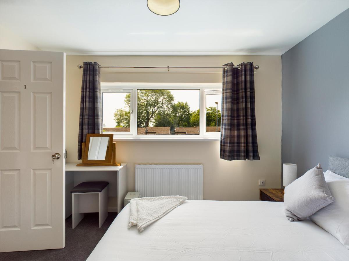 247 Serviced Accommodation In Telford- 3Br House Экстерьер фото