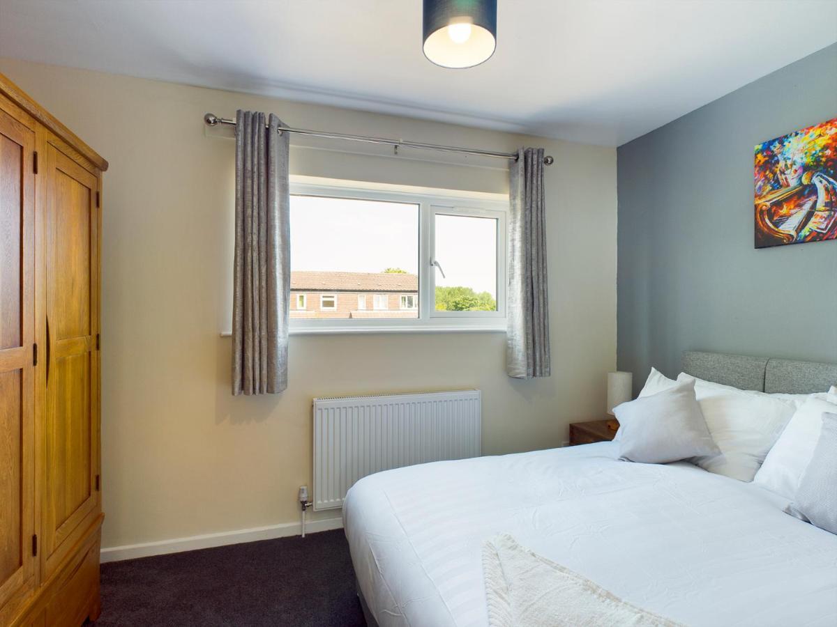 247 Serviced Accommodation In Telford- 3Br House Экстерьер фото